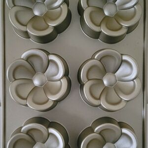 Nordic Ware Cast Aluminum Buttercup  Cakelet Pan